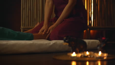 Junge-Frau-Genießt-Die-Akupressurtechniken-Der-Thai-Massage.-Junge-Frau-Liegt-Und-Genießt-Die-Akupressurtechniken-Der-Traditionellen-Thai-Massage