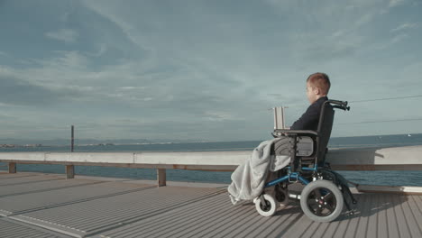 Behinderter-Junge-Im-Elektrorollstuhl-Draußen