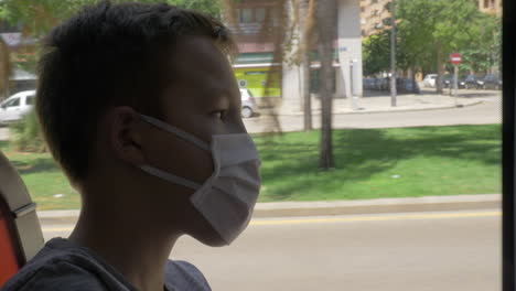 Busfahrt-Durch-Die-Stadt-Kind-Mit-Gesichtsmaske