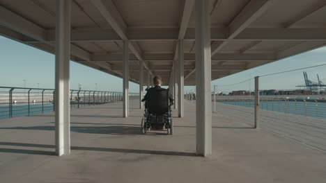 Behindertes-Kind-Im-Rollstuhl-Am-Wasser