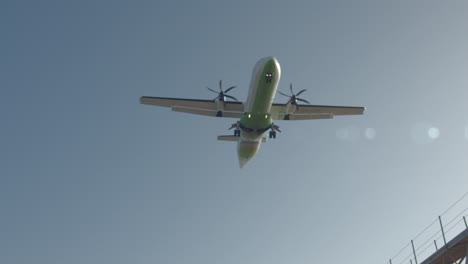 Kinder-Beobachten-Und-Begrüßen-Ankommende-Flugzeuge-Auf-Lanzarote