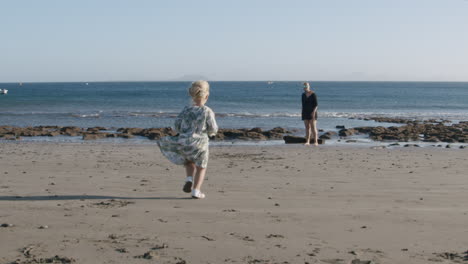 Little-girl-running-to-dear-mom-at-the-seaside