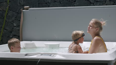 Mom-with-kids-enjoying-the-time-in-outdoor-jacuzzi-tub