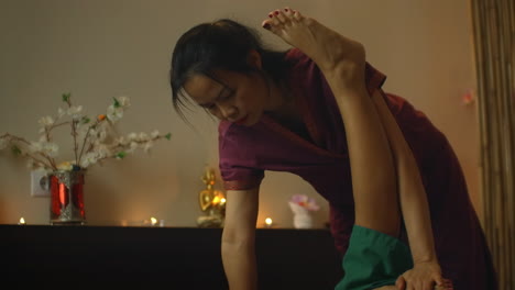 Therapeut-Gibt-Einer-Frau-In-Einer-Chinesischen-Therapeutischen-Praxis-Eine-Traditionelle-Chinesische-Fußmassage.