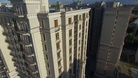Eine-Vertikale-Inspektion-Eines-Mehrstöckigen-Modernen-Gebäudes-Im-Klassischen-Stil