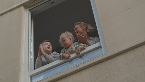 Familie-Im-Offenen-Fenster-Während-Der-Covid-19-Quarantäne