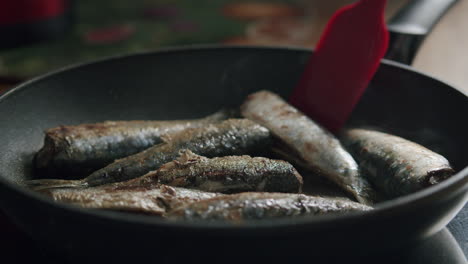 Appetizing-fried-sardines-on-the-hot-pan