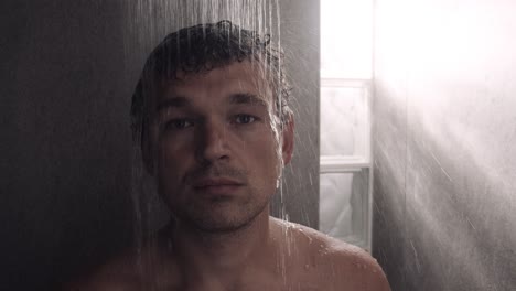 Nahaufnahme-Eines-Mannes-Unter-Der-Dusche