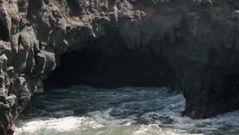 Una-Cueva-De-Roca-Bañada-Por-El-Mar