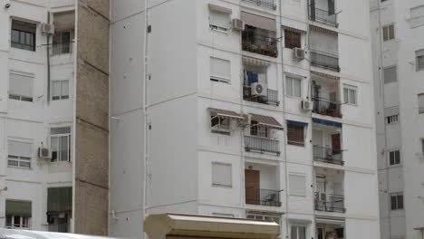 Bloque-De-Apartamentos-Con-Balcones-Vacíos-Y-Llovizna