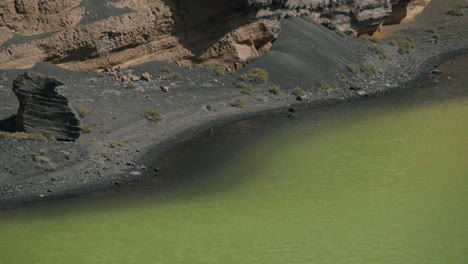 Grünes-Wasser-Des-Sees-El-Golfo-Mit-Schwarzem-Vulkansand-Rund-Um-Lanzarote