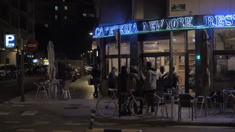 Nachtstraße-Mit-Menschen,-Die-Sich-In-Der-Nähe-Des-Café-Valencia-Verabschieden