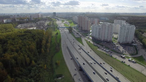 Panorama-Aéreo-De-La-Ciudad-De-Moscú-Con-Amplia-Carretera-Rusia