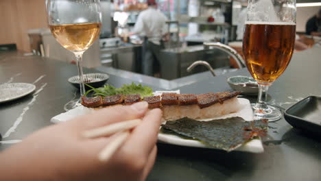 Agradable-Cena-Con-Sushi-En-El-Restaurante