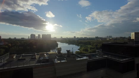Luftaufnahme-Eines-Apartmentkomplexes-Am-Flussufer-In-Moskau