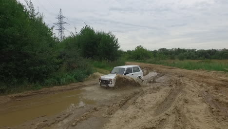 Russian-offroader-in-overland