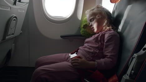 Pequeño-Viajero-Durmiendo-En-Un-Avión-Volador