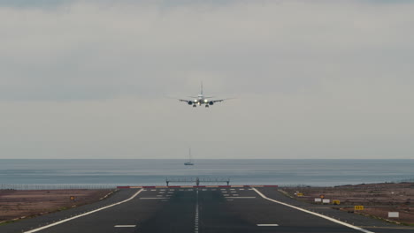 Avión-Vuela-Al-Aeropuerto