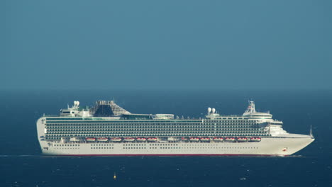 Cruise-ship-on-the-way