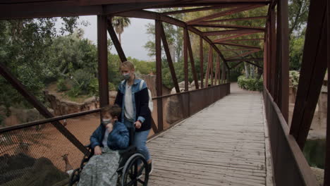 Mutter-Mit-Behindertem-Sohn-Erkundet-Den-Zoo