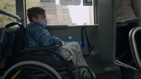Behinderter-Busfahrgast-Im-Rollstuhl
