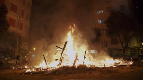 Ein-Brand-Zerstörte-Die-Straßenskulptur-In-Der-Nacht-Von-Las-Fallas-In-Spanien