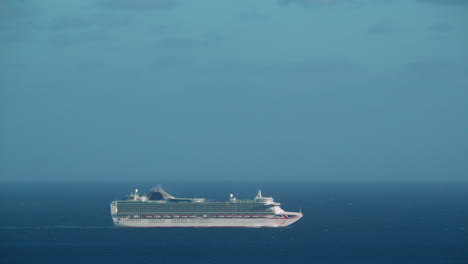 Cruise-ship-departs