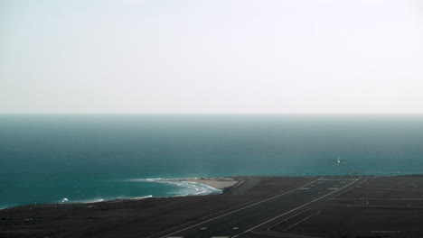 Flugzeug-Fliegt-Auf-Dem-Hintergrund-Des-Meeres