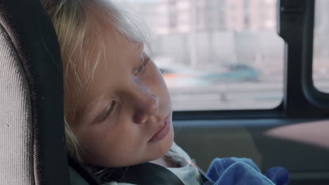 Tired-little-girl-in-car-safety-seat