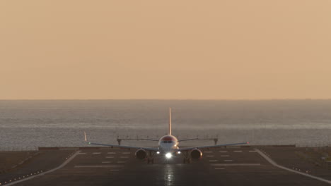 Flugzeug-Startet-Am-Flughafen
