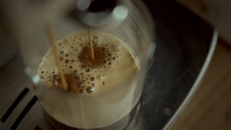 Kaffee-Mit-Kaffeemaschine-Zubereiten