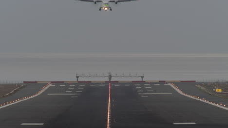 The-plane-is-landing