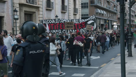 Menschenmenge-Marschiert-Auf-Der-Straße-Von-Valencia,-Spanien