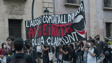 Marsch-Mit-Antifaschismus-Bannern-In-Valencia,-Spanien