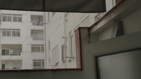 Balkonblick-In-Einem-Typischen-Viertel-Im-Regen