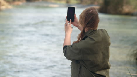 Frau-Mit-Smartphone-Fotografiert-Den-Fluss