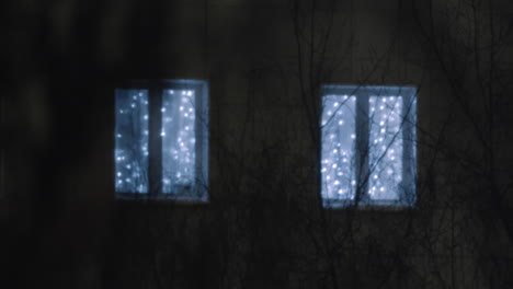 Weihnachtsbeleuchtung-An-Den-Hausfenstern,-Nachtansicht