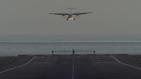 The-plane-is-landing