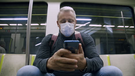 Ein-Mann-Mit-Schutzmaske-In-Einem-U-Bahn-Wagen