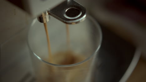 Máquina-De-Café-Que-Hace-El-Espresso-De-La-Mañana