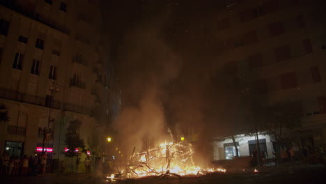 Bonfire-on-the-square-of-Valencia