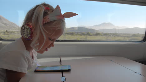 Kid-watching-mobile-video-during-the-train-ride
