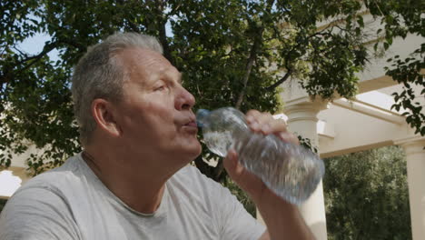 Älterer-Mann-Trinkt-Wasserflaschen