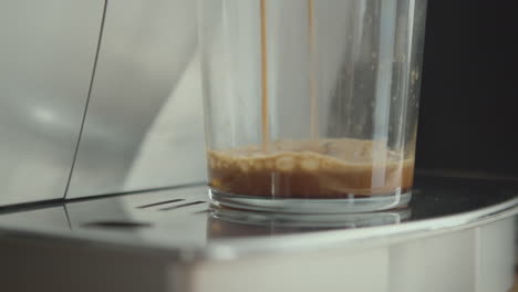 Kaffeemaschine,-Die-Das-Getränk-Brüht