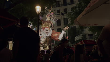 Festival-De-Las-Fallas-Y-Esculturas-Vívidas-En-La-Calle-De-La-Noche-Valencia
