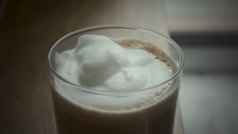 Frisch-Zubereiteter-Latte-Wird-Im-Café-Serviert