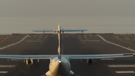 Passenger-plane-takes-off