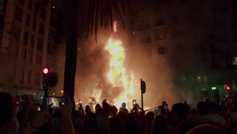 Big-bonfire-on-Las-Fallas-final-night-Crowd-of-people-watching-burning-ninot