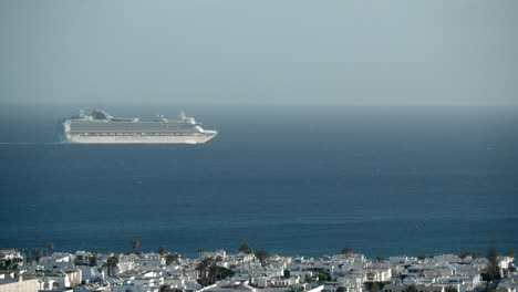 Cruise-ship-leaves-the-port