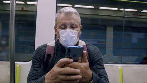 Ein-Mann-Mit-Einem-Smartphone-In-Einem-U-Bahn-Wagen